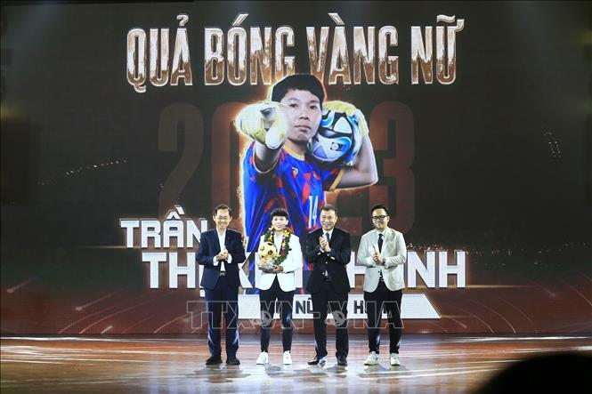 Thủ môn Trần Thị Kim Thanh (CLB TP Hồ Chí Minh I) nhận danh hiệu Quả bóng Vàng nữ năm 2023. 