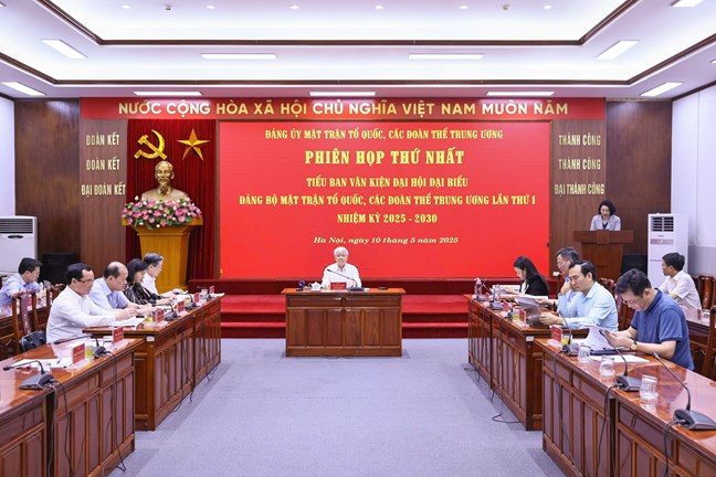 Quang cảnh phiên họp. Ảnh: mattran.org.vn