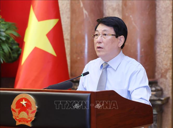 (29)- Chủ tịch nước Lương Cường: Sự sáng tạo và tài hoa là yếu tố quan trọng nhất tạo nên giá trị bền vững cho sản phẩm truyền thống