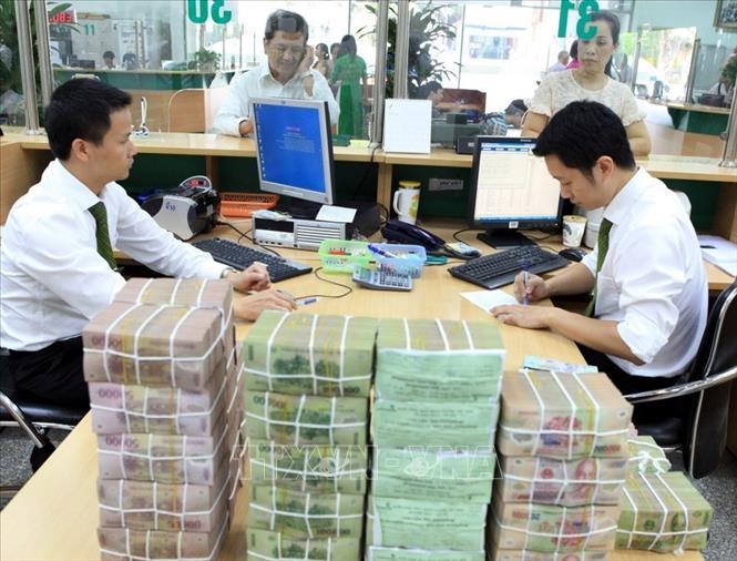 Chuẩn bị tiền mặt cho khách hàng vay vốn tại Vietcombank chi nhánh Hà Nội. Ảnh minh họa: Trần Việt/TTXVN