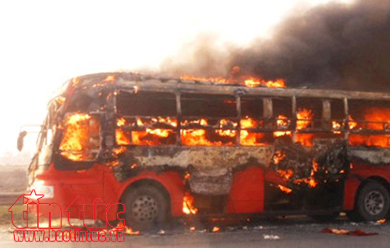 Xe khách tự bốc cháy, 30 hành khách thoát khỏi xe an toàn | baotintuc.vn