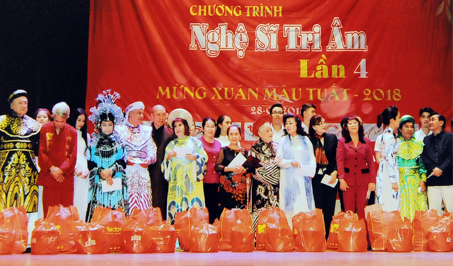 Nghệ sĩ Kim Cương trao quà cho các nghệ sĩ trong dịp xuân Mậu Tuấn 2018.