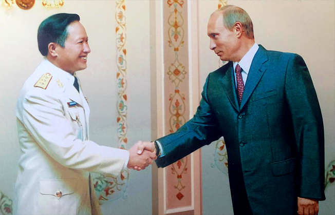 Thượng Tướng, Viện sỹ Nguyễn Huy Hiệu đồng chủ tịchvề hợp tác khoa học kỹ thuật quân sự và đồng chủ tịch Ủy ban phối hợp về Trung tâm nhiệt đới Việt - Nga đến chào tổng thống Putin tháng 7/2007 tại Maxcova.