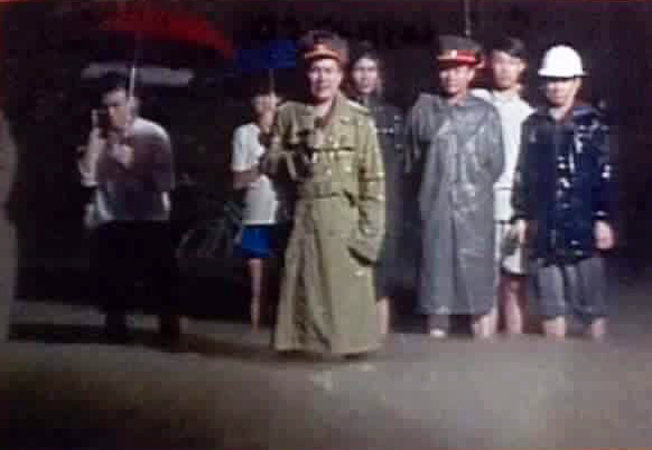 Tướng Nguyễn HuyHiệu trảlời phỏng vấn truyền hình Việt Nam tại trận "đại hồng thủy" 1999 tại miền Trung.