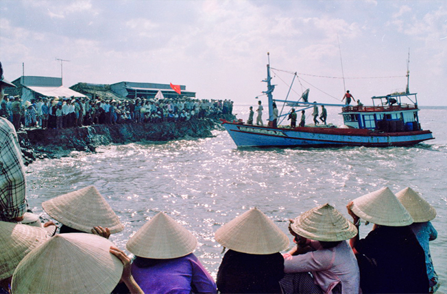 Hàng ngàn người dân chờ người thân ở cửa biển U Minh (Cà Mau) sau khi cơn bão số 5 (bão Linda) xảy ra. 