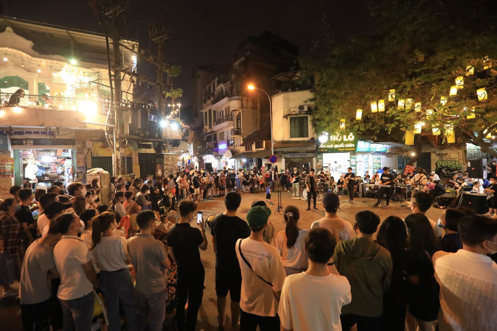 Biểu diễn văn nghệ tại ngã tư phố Đinh Liệt và Gia Ngư (Hà Nội) thu hút đông đảo người dân và khách du lịch.