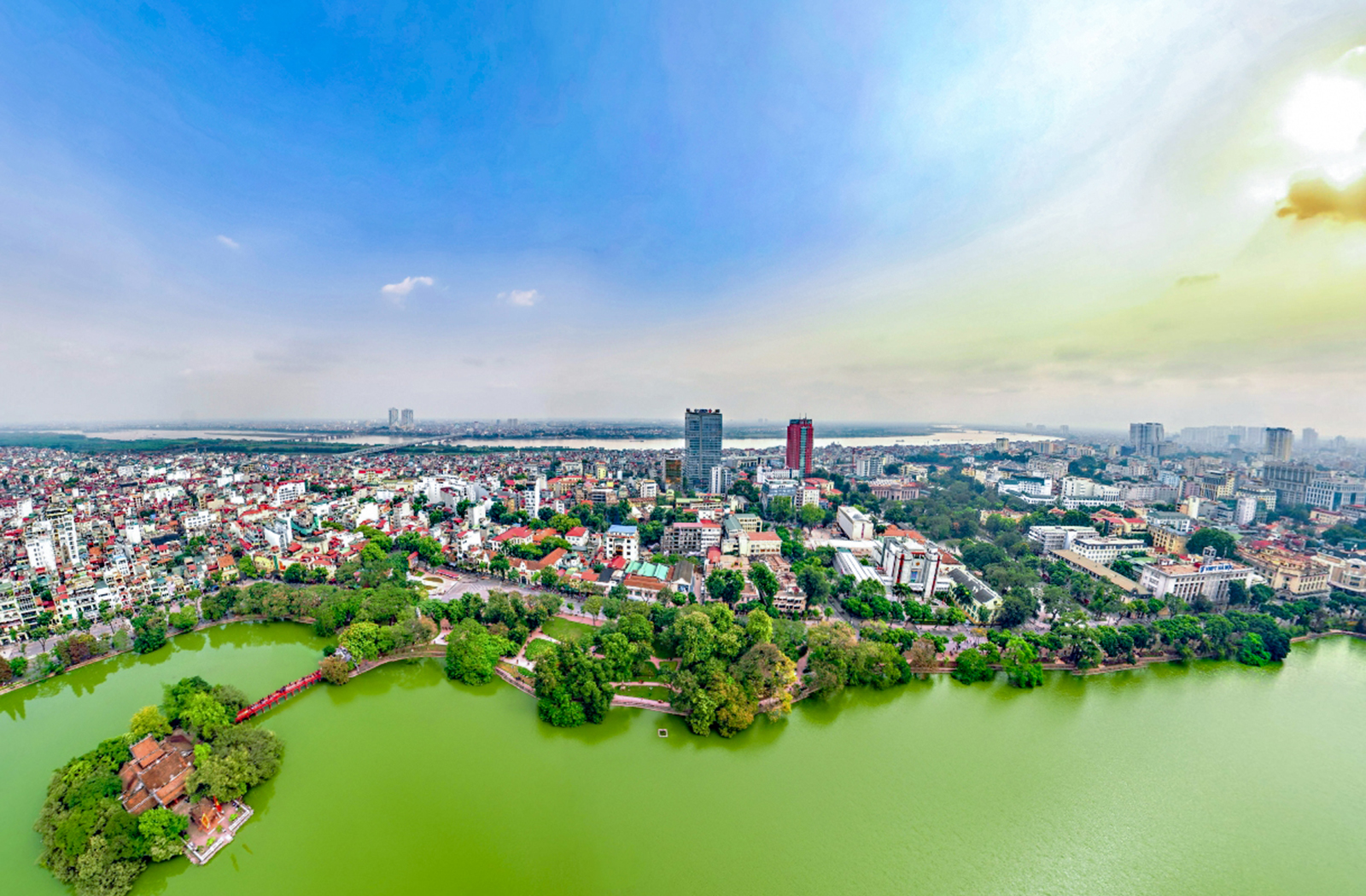 Toàn cảnh trung tâm chính trị của Thủ đô Hà Nội nhìn từ hồ Hoàn Kiếm ra sông Hồng