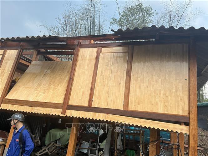 Dông, lốc kèm mưa đá gây thiệt hại nhiều nhà dân ở Thanh Hóa