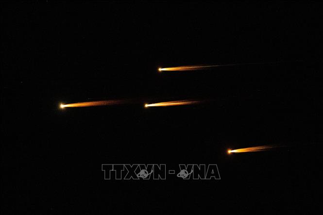 Iran tiến hành đợt phóng tên lửa thứ 5 nhằm vào Israel- Ảnh 1. Iran tiến hành đợt phóng tên lửa thứ 5 nhằm vào Israel- Ảnh 1.