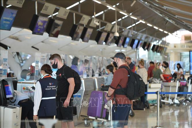 Hành khách tại sân bay quốc tế Suvarnabhumi ở Bangkok, Thái Lan. Ảnh: THX/TTXVN