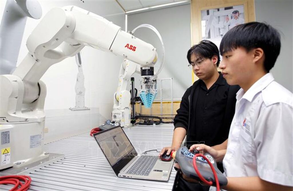 Việt Nam cần "tự chủ mở" để nâng vị thế trong kỷ nguyên AI Chú thích ảnh