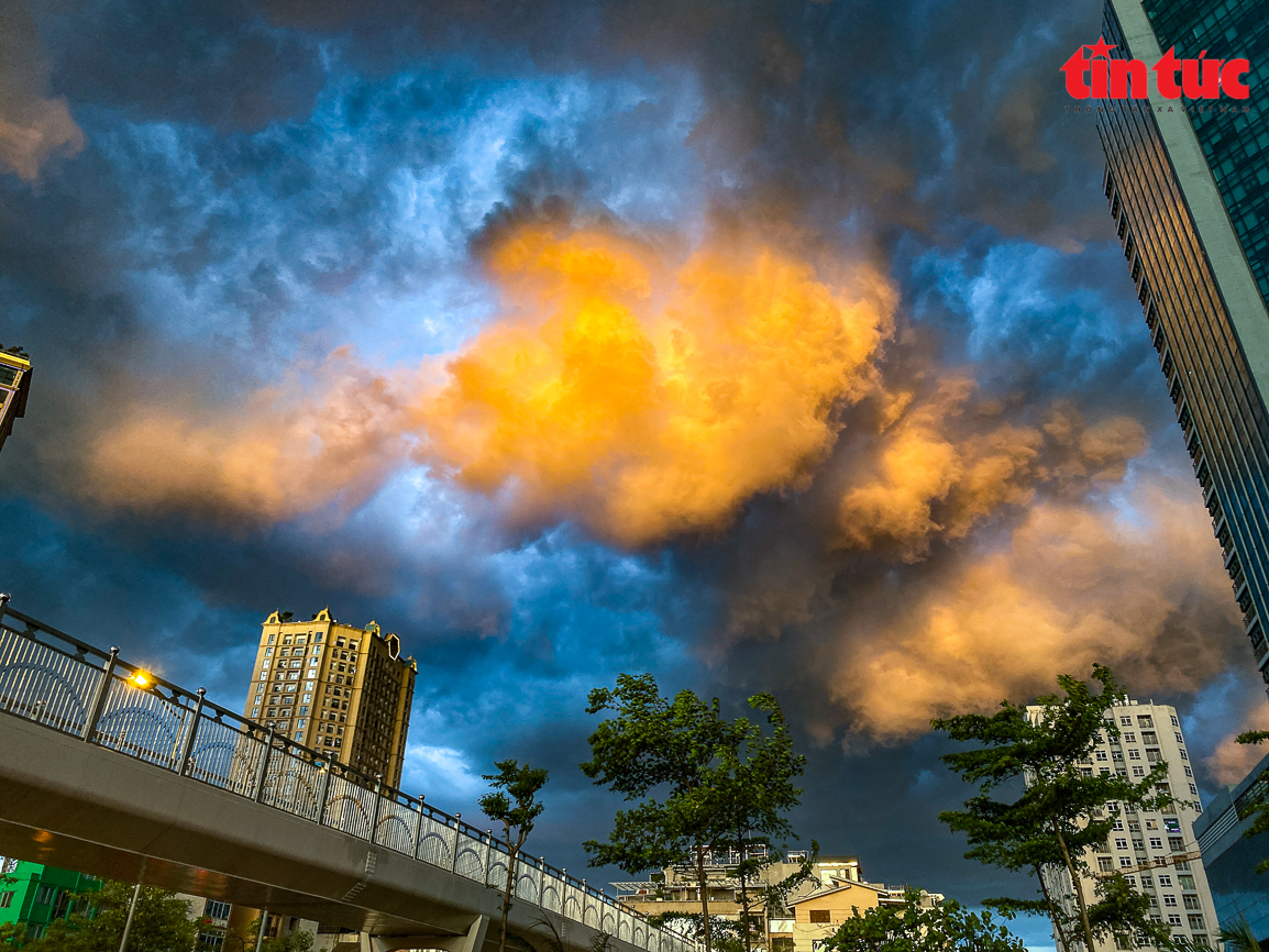 Những đám mây trông như cuồn cuộn đang quay vòng quanh trên bầu trời xanh thật là một tác phẩm nghệ thuật đầy cảm hứng. Hãy ngắm nhìn chúng và để chúng tôi mang bạn vào một thế giới của những ánh sáng và màu sắc tuyệt vời.