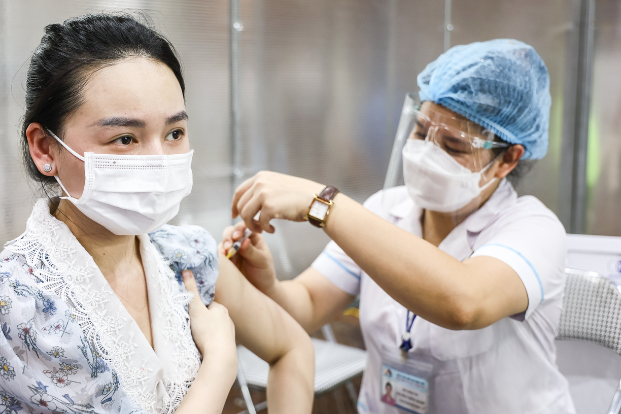 Lập 'bệnh viện dã chiến' trong Nhà thi đấu Trịnh Hoài Đức để tiêm vaccine cho người dân