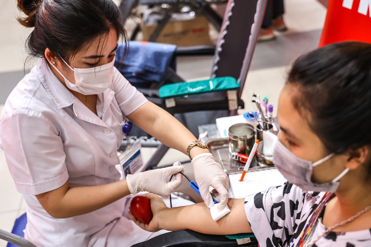 Chị Nguyễn Thị Thanh Huyền (quận Nam Từ Liêm, Hà Nội) tham gia hiến máu sau khi nhận được lời kêu gọi từ fanpage của Viện Huyết học Truyền máu TW.
