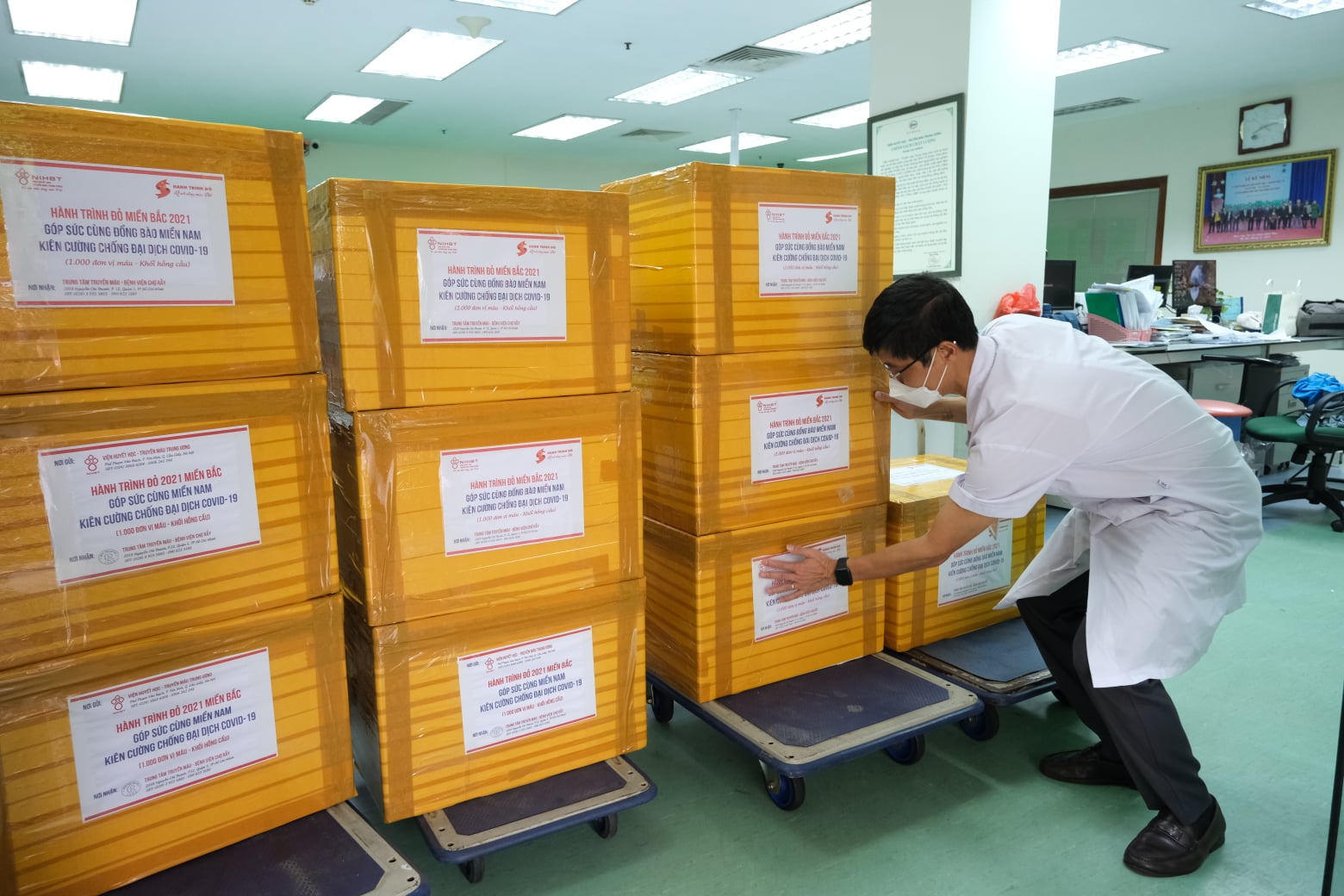 Chiều nay 5/8, thêm 1.000 đơn vị máu đã được Viện Huyết học - Truyền máu Trung ương chuyển cho Bệnh viện Chợ Rẫy (Thành phố Hồ Chí Minh).