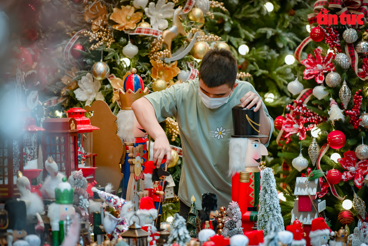 Phố Hàng Mã nổi tiếng với các cửa hàng bán đồ trang trí Giáng sinh và món quà độc đáo. Hãy đến và khám phá các loại đồ trang trí độc đáo mà bạn sẽ không tìm thấy ở bất kỳ nơi nào khác.