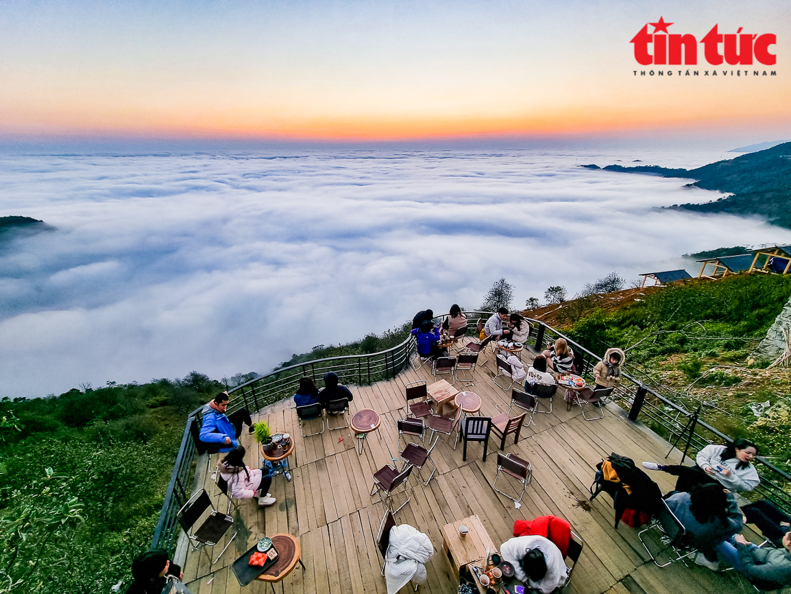 Mây ngàn ôm núi, vờn gió trên đỉnh Tà Xùa | baotintuc.vn