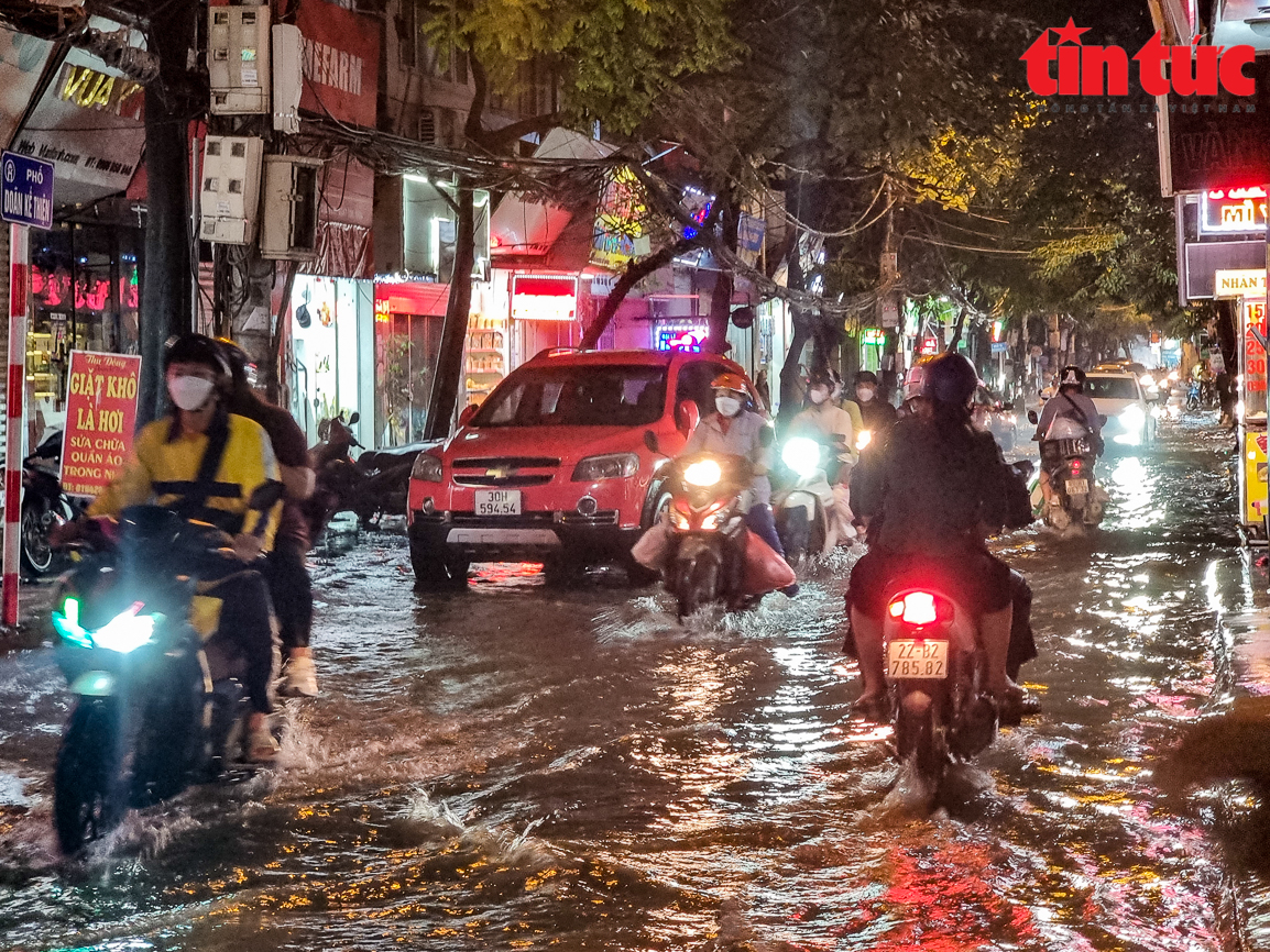 Hà Nội ùn tắc trong đêm vì mưa lớn gây ngập úng | baotintuc.vn