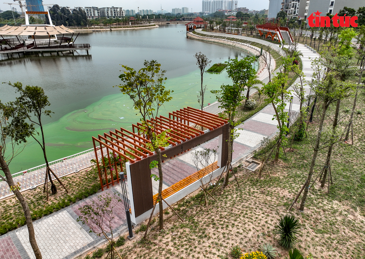 Người dân thích thú trải nghiệm công viên trăm tỷ mới đi vào hoạt động ở Hà Nội