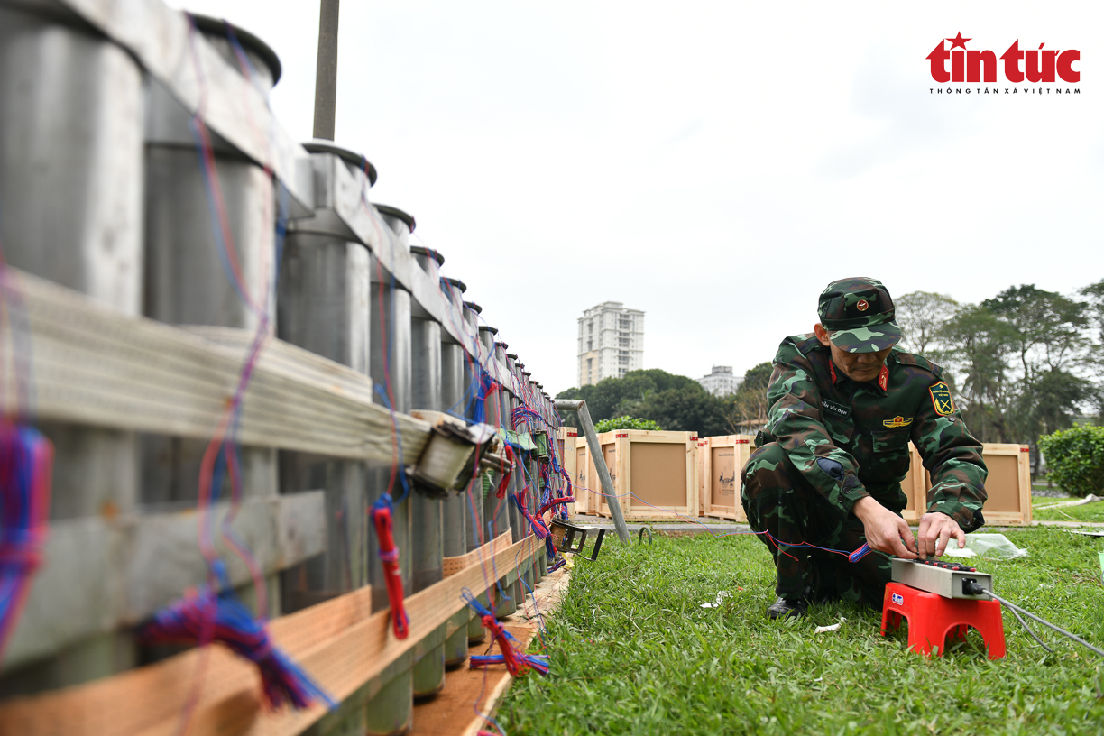 Trung tá Trần Văn Thịnh, trợ lý tham mưu đang thực hiện liên kết từ thiết bị điều khiển đến giàn phun pháo. Mỗi thiết bị điều khiển sẽ đấu nối 45 quả pháo.