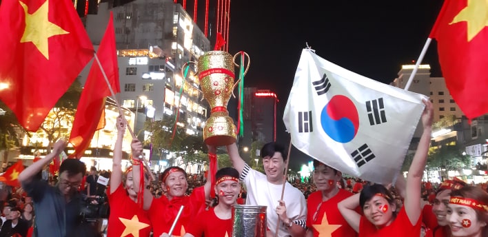 Tuy nhiên, hai đội vẫn đã giành những chiến thắng lớn cho đất nước của mình, khi cờ đỏ sao vàng Việt Nam và cờ Hàn Quốc cùng cúp vàng đã được giương cao lên trời sau trận đấu đầy cảm xúc này.