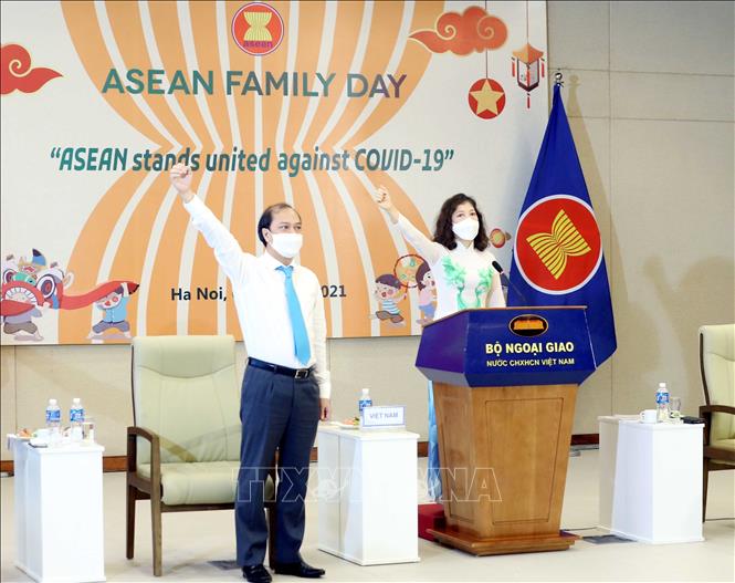 Thứ trưởng Ngoại giao Nguyễn Quốc Dũng và bà Vũ Thị Bích Ngọc, Chủ tịch danh dự Nhóm Phụ nữ ASEAN tại Hà Nội (AWCH) kêu gọi “ASEAN đoàn kết chung tay đẩy lùi COVID-19”. 
