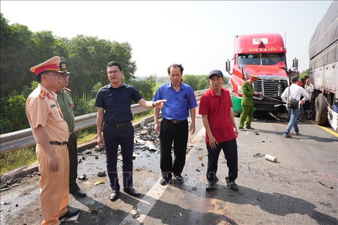 Phó Chủ tịch UBND tỉnh Thừa Thiên – Huế Hoàng Hải Minh (giữa) đến hiện trường trực tiếp chỉ đạo công tác điều tra nguyên nhân vụ tai nạn đặc biệt nghiêm trọng trên cao tốc Cam Lộ - La Sơn. Ảnh: TTXVN phát