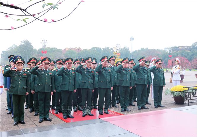 Đoàn đại biểu Quân ủy Trung ương - Bộ Quốc phòng thành kính tưởng niệm Chủ tịch Hồ Chí Minh. 