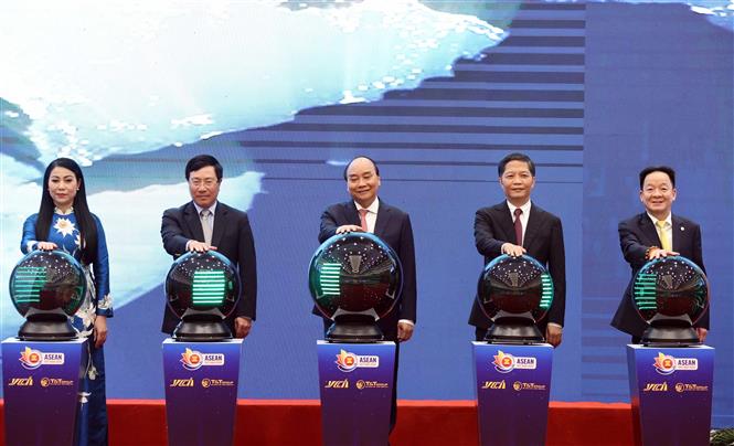 Thủ tướng Nguyễn Xuân Phúc, Chủ tịch ASEAN 2020 và các đại biểu thực hiện nghi thức khởi động Mạng lưới Logistics thông minh ASEAN – ASLN tại điểm cầu Hà Nội. Ảnh: Thống Nhất/TTXVN