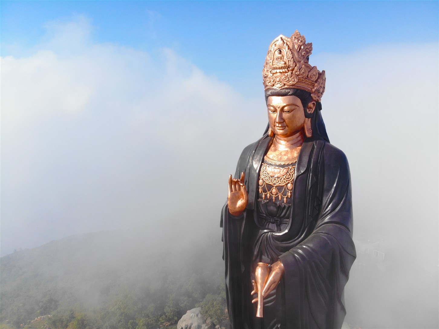 Những điều thú vị về tượng Phật Bà bằng đồng cao nhất Châu Á trên đỉnh núi  | baotintuc.vn