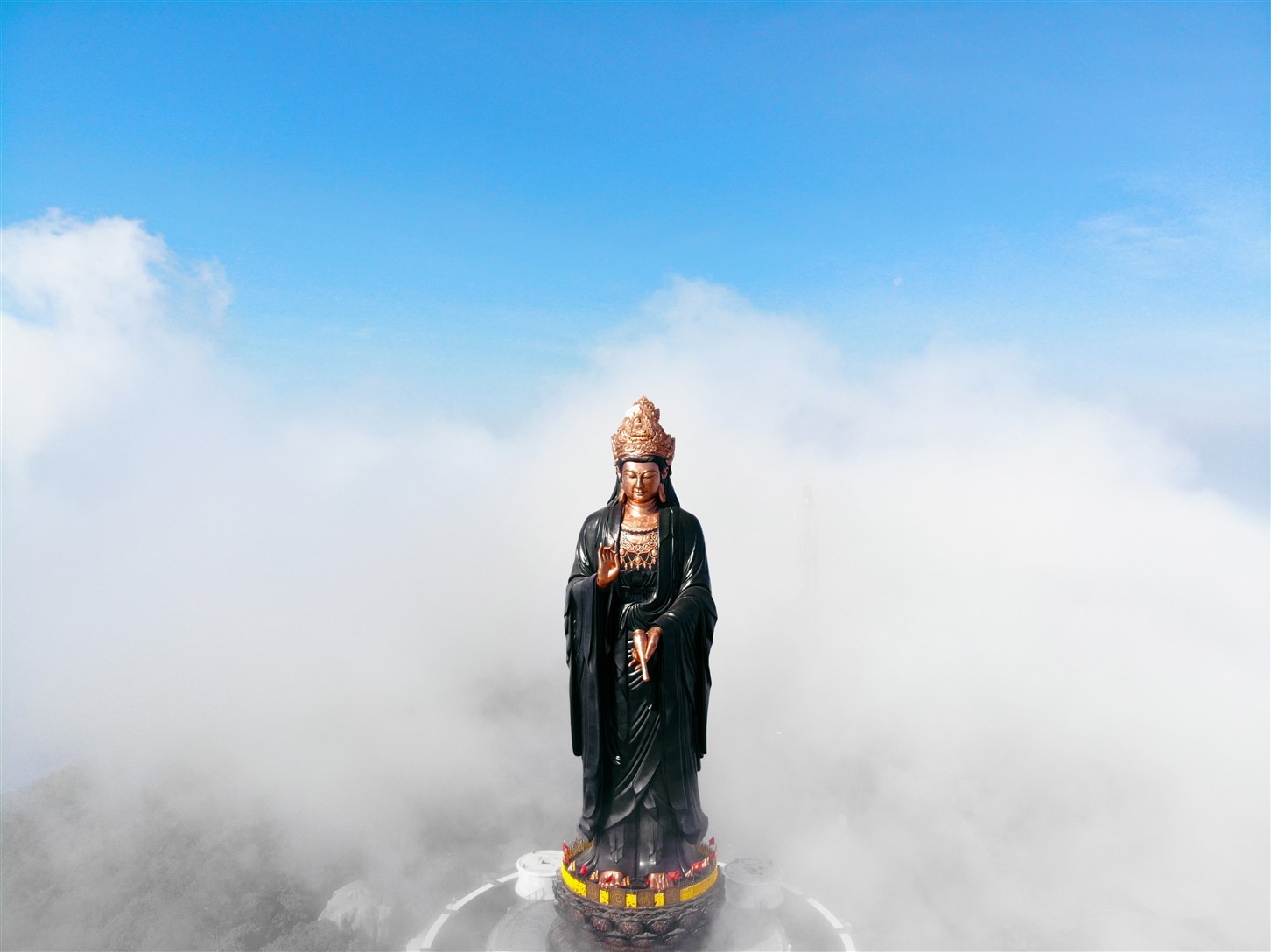 Tượng Phật Bà đồng cao nhất Châu Á: Hình ảnh Tượng Phật Bà đồng cao nhất Châu Á chắc chắn sẽ làm bạn ấn tượng mạnh về sự trang nghiêm, thanh tịnh và yên bình. Với chiều cao lớn nhất Châu Á, tượng Phật Bà đến từ đền Tây Ninh chắc chắn sẽ khiến bạn cảm thấy kính phục và tôn trọng.