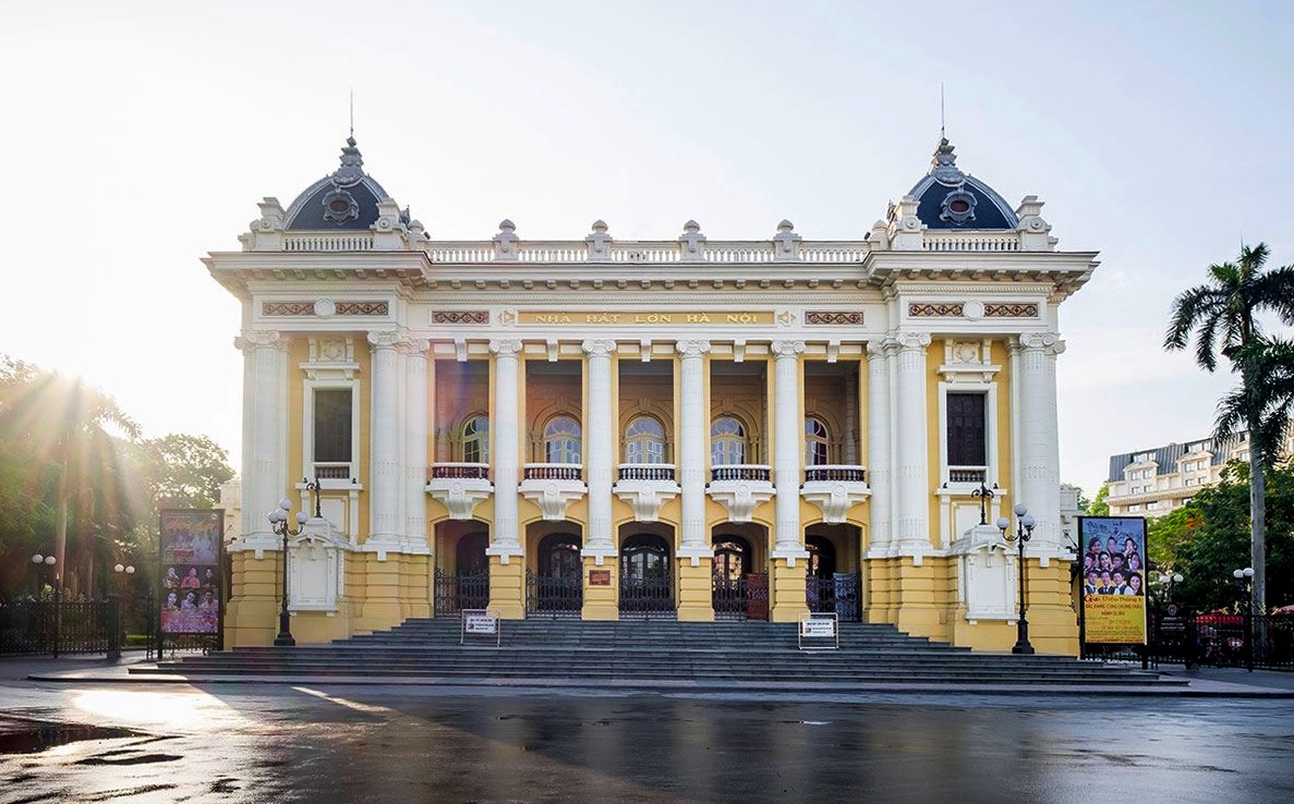 Nhà hát Lớn – Công trình biểu tượng cuả thủ đô Hà Nội mang phong cách Indochine sang trọng.