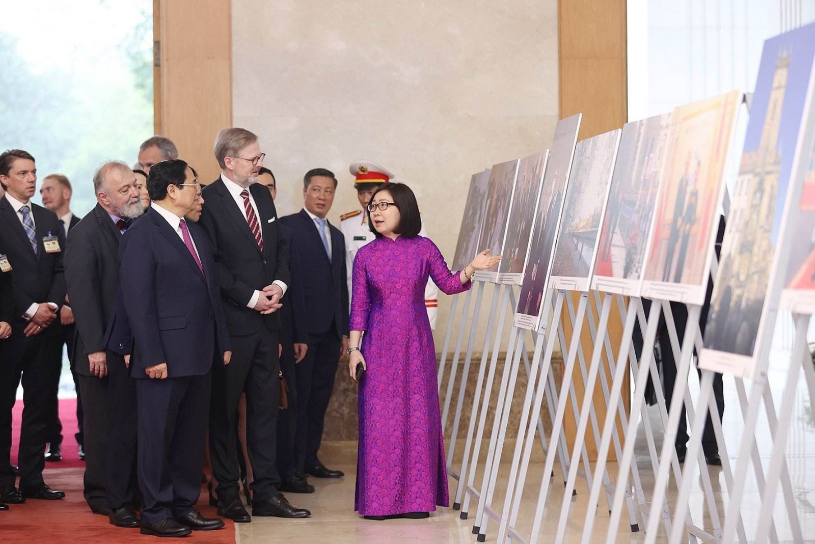 Thủ tướng Phạm Minh Chính và Thủ tướng Séc tham quan trưng bày ảnh ...