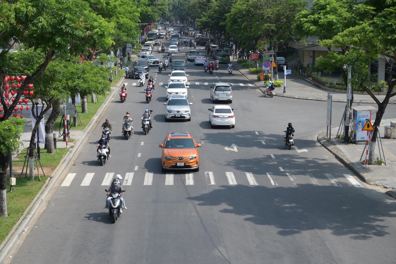 Dàn xe điện VinFast rực rỡ sắc màu khuấy đảo đường phố Đà Nẵng ...