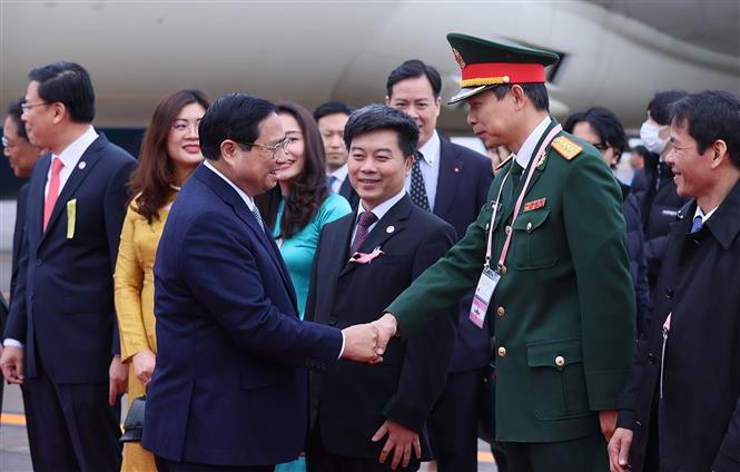 Cán bộ, nhân viên Đại sứ quán Việt Nam tại Nhật Bản đón Thủ tướng Phạm Minh Chính tại sân bay Haneda, Tokyo. Ảnh: Dương Giang/TTXVN