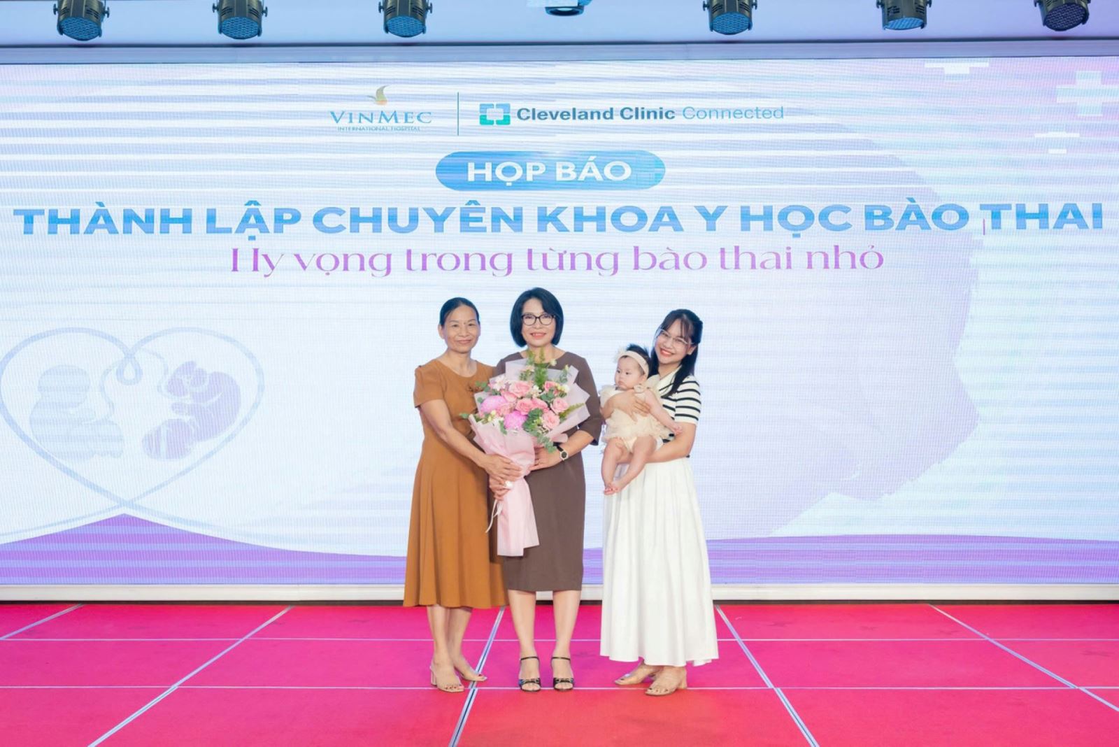 Gia đình “chiến binh nhí” – em bé từng được can thiệp trong bào thai, tham dự sự kiện để tri ân các y, bác sĩ.