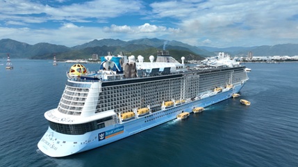 Vinhomes Pearl Bay nằm cạnh cảng biển quốc tế với khả năng đón siêu du thuyền và tàu quốc tế có trọng tải đến 225.000 GT.