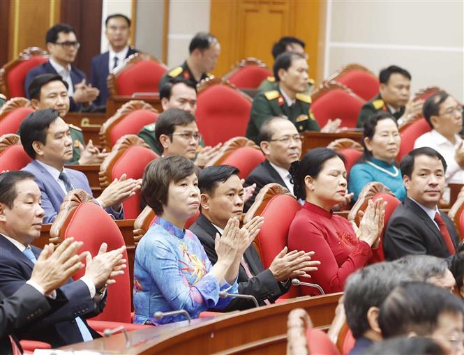 Hội nghị công bố Quyết định của Bộ Chính trị về công tác cán bộ Chú thích ảnh