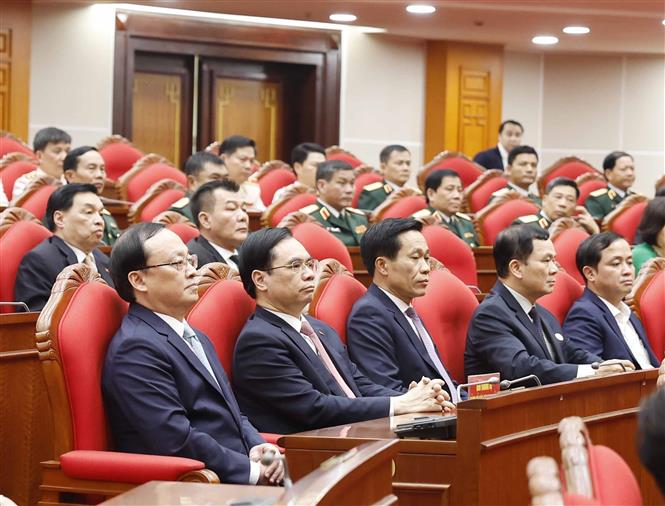 Hội nghị công bố Quyết định của Bộ Chính trị về công tác cán bộ Chú thích ảnh