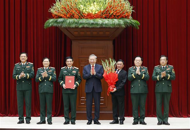 Hội nghị công bố Quyết định của Bộ Chính trị về công tác cán bộ Chú thích ảnh