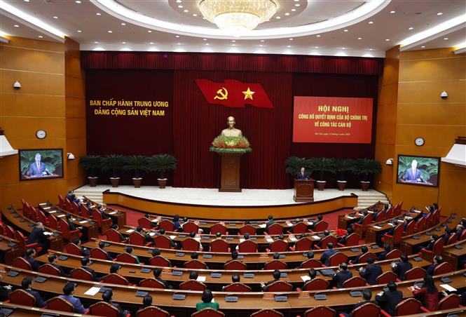 Hội nghị công bố Quyết định của Bộ Chính trị về công tác cán bộ Chú thích ảnh