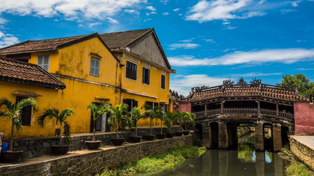 Hội An: Hội An là một trong những điểm đến phải đến của du khách khi đến Việt Nam. Với các kiến trúc cổ kính, các quán cà phê sầm uất và các sản phẩm đặc trưng của địa phương, Hội An khiến du khách phải say đắm. Hãy cùng xem hình ảnh của Hội An để cảm nhận thêm về vẻ đẹp độc đáo của thành phố này.