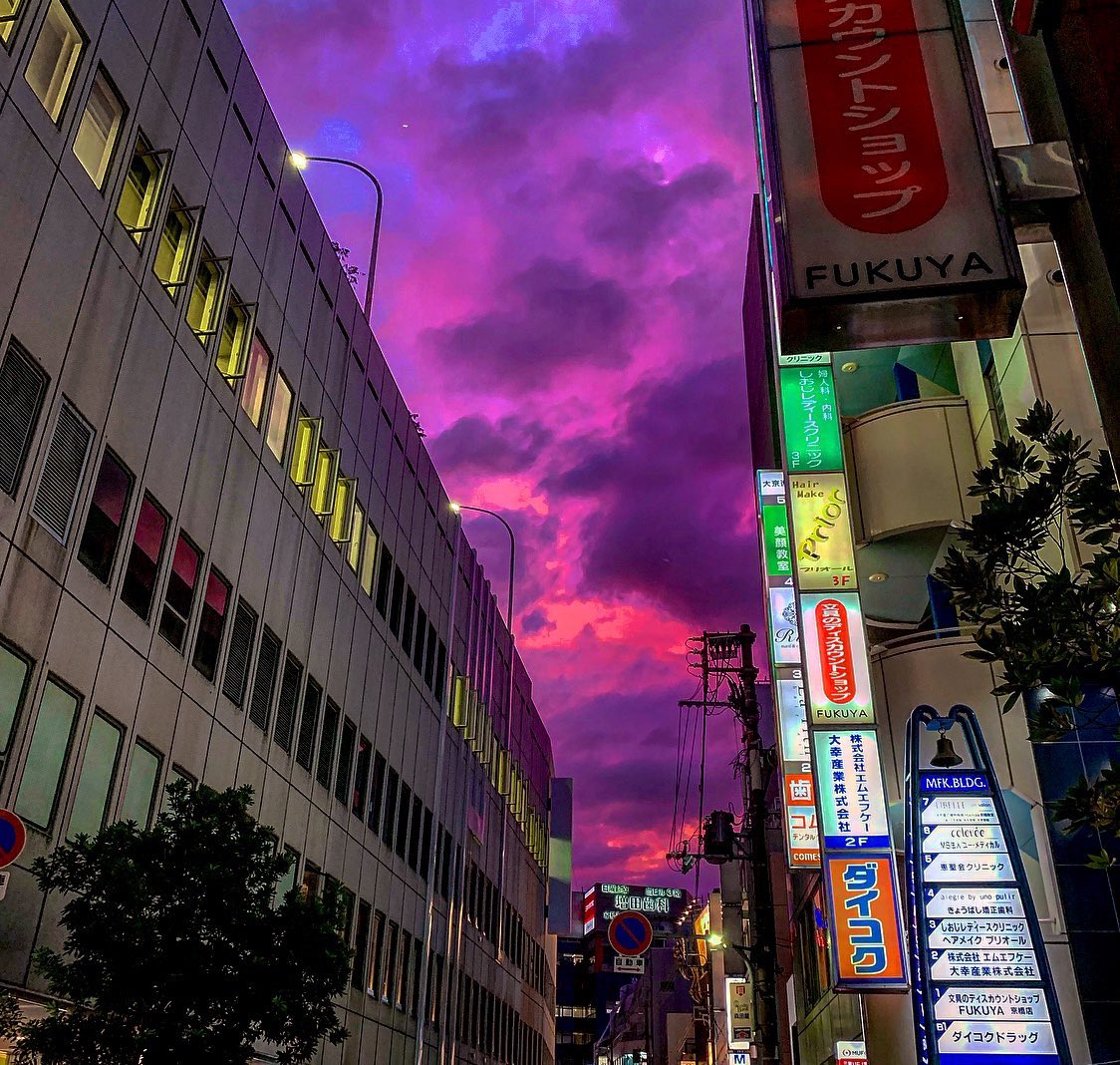 Mang lại cho bạn những cảm xúc tuyệt vời khi nhìn vào bầu trời Nhật Bản với những bức ảnh đẹp tuyệt vời. Hãy thưởng thức những tông màu tràn đầy sức sống của bầu trời Nhật Bản.