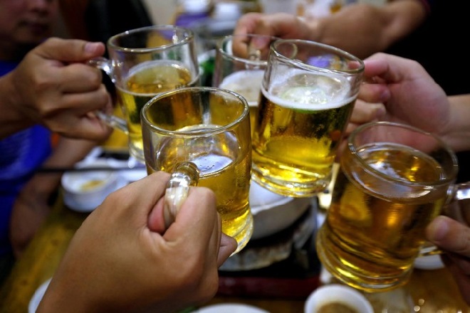 Báo Bloomberg: Doanh số bia của Việt Nam giảm 25% vì luật cấm ...