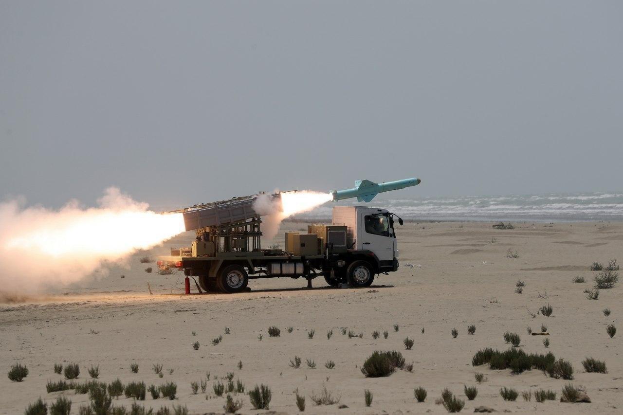 Tên lửa chống hạm mới nhất của Iran phá tan mục tiêu trên biển ...