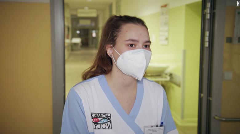 Đội ngũ y tá thiếu niên hỗ trợ y tế tại các bệnh viện quá tải ở CH Séc |  baotintuc.vn