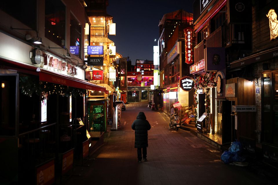 Itaewon là một trong những địa điểm thú vị nhất đêm Seoul. Những bức ảnh đường phố đêm ở nơi này sẽ cho bạn cái nhìn về sự sống động, màu sắc của đêm đen. Hãy thưởng thức và cảm nhận sự đặc biệt của Itaewon qua ảnh.