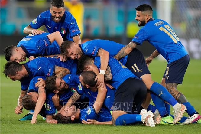 Bạn không nên bỏ lỡ hình ảnh về đội tuyển Italy cùng thủ quân của họ tại EURO