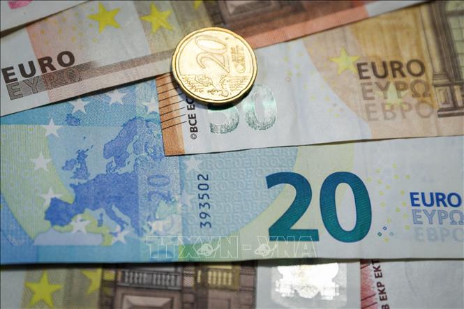 Nếu bạn đang quan tâm đến châu Âu và đồng tiền của nó, hãy xem hình ảnh liên quan đến đồng euro để hiểu rõ hơn về giá trị và sử dụng của đồng tiền này.