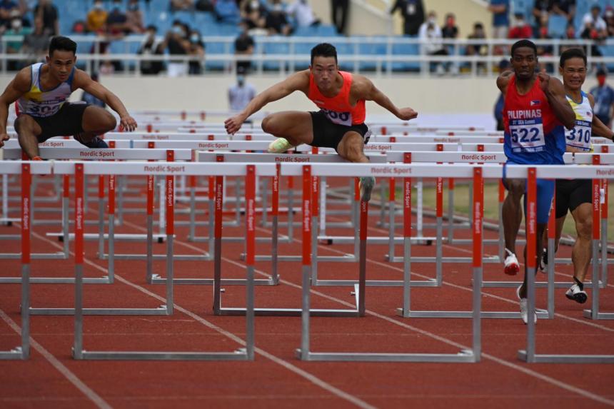 VĐV chạy vượt rào Singapore Ang Chen Xiang 9 lần phá kỷ lục quốc gia